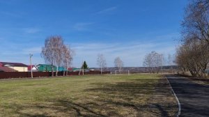в деревню пришла весна, трава зеленеет, деревенская красота, жизнь в деревне