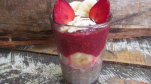 Клубничный десерт с семенами чиа и ржаными отрубями