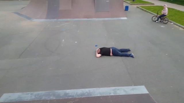 Через пьяного мужика прыгают на BMX смотреть онлайн
