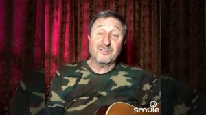 На желтенькой скамеечке