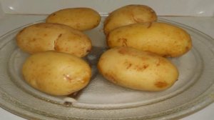 Молодой картофель с маслом и сыром в микроволновке