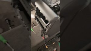 VW TOUAREG 20г. снятие задней консоли .