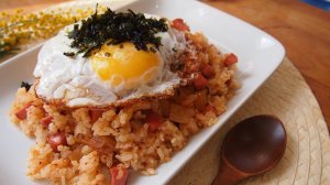 Традиционная корейская кухня: кимчи поккымбап (김치 볶음밥) или жареный рис с кимчи