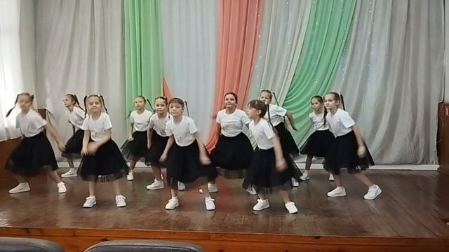 Танец "ВЕСЁЛЫЕ НОТКИ", исполняет танцевальный коллектив ВРЕМЯ DANCE" смотреть онлайн