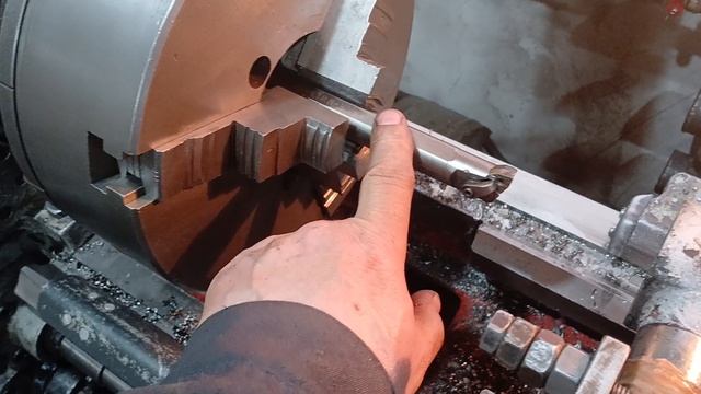 Разточка проушины гидроцилиндра на токарном станке.