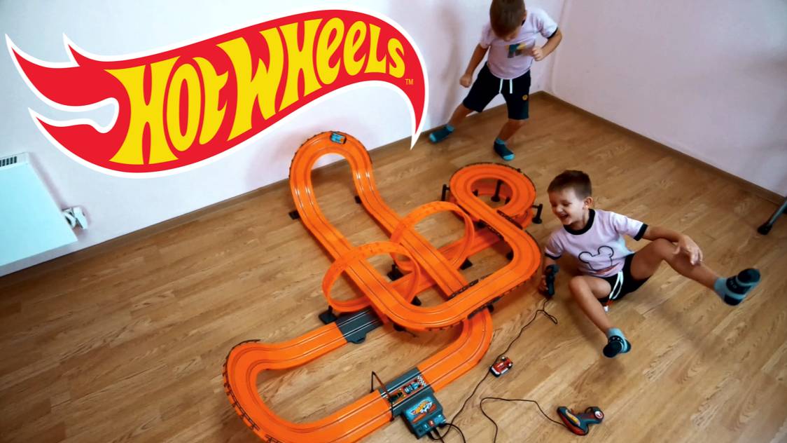 Гигантские гонки: Филипп и Лев гоняют по трассе от Hot Wheels