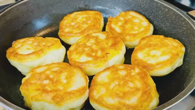 Оладушки с яблоком, оладушки с яблоками на кефире, рецепт оладушек с яблоками, пышные оладушки