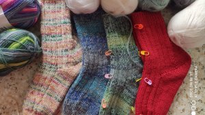 Носочков много не бывает! Мои носки на данный момент в работе.