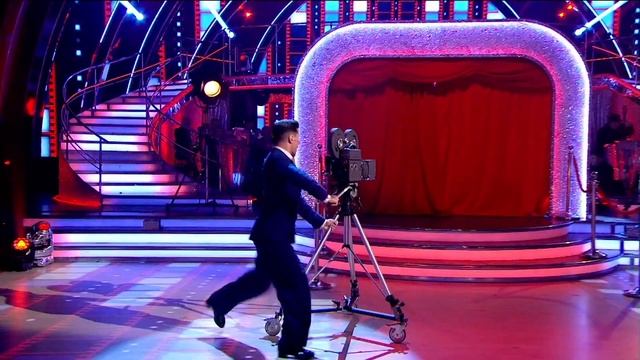 Alexandra Burke & Gorka Marquez Showdance to There’s No Business Like Show Business - Final 2017 смотреть онлайн