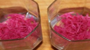 Свекольный салат с красной редькой и яблоком