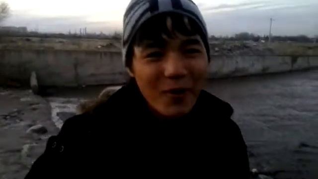 парень поет песню Justin Bieber смотреть онлайн