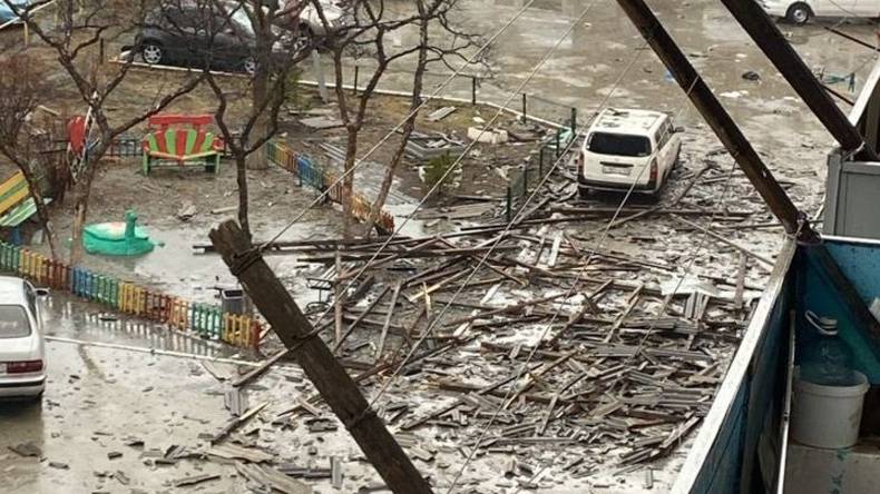 Опубликованы крышесносные кадры удара стихии по Приморью