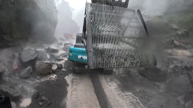 Строительство, копаем чёрный песок, тропический ливень мешает работе