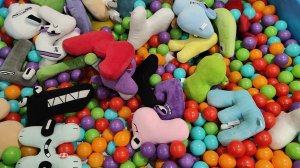 играем в детском сухом бассейне в шарики и мягкие игрушки алфавит лор, alphabet lore для детей