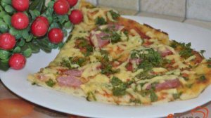 Тонкая пицца с колбасой и сыром