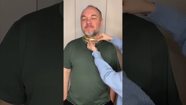 Широкий металлический чокер. Но он реально странный смотреть онлайн