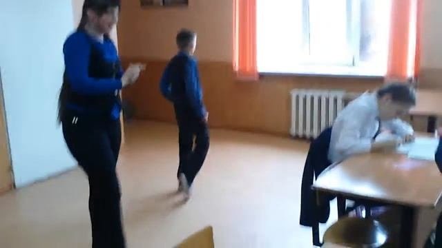 Девочка почти кинула пацана на прогиб
