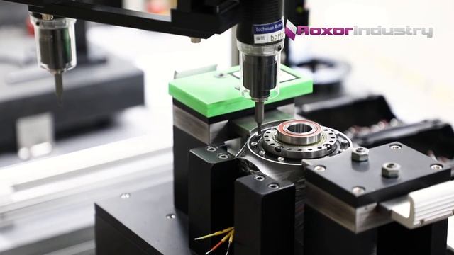 Коллаборативный робот (кобот) выполняет закручивание деталей на заводе Techman Robot (Тайвань)
