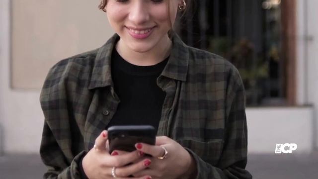 Rita Ora flashes her toned tanned legs смотреть онлайн