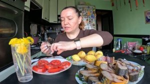 Скумбрия и селедка копченая, мойва пряного посола ( рецепт в описании), вареная картошка. Мукбанг