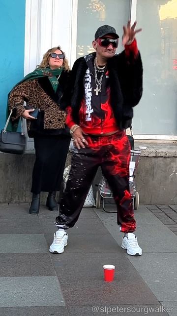 Уличный танцор Майкл заводит толпу в Питере смотреть онлайн