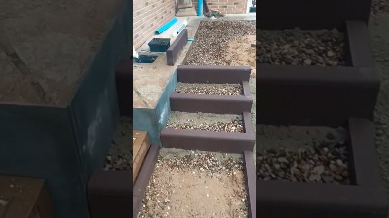 Мощение плитки на участке. Ступеньки.