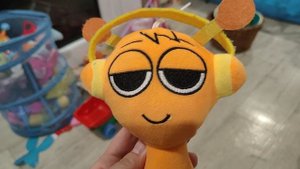 играем в мягкую игрушку для детей спрунки