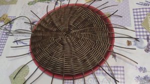 Поднос из ротанга.