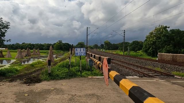 in a very cloudy day 😍Rarest sea green EMU & Balurghat expr. running super duper speed in a Railgat смотреть онлайн