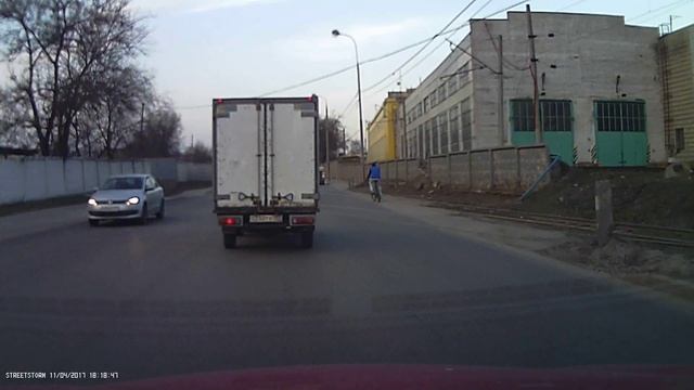 Велосипедист на переезде. Жесть!) смотреть онлайн