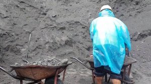 Строительство, шахтёры собирают песок