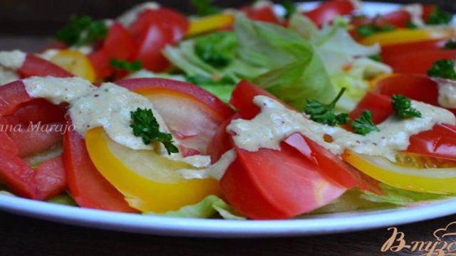Овощной салат с ореховым соусом