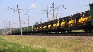 Грузовой электровоз БКГ2-004 с грузовым составом отходит со станции Орша-Центральная