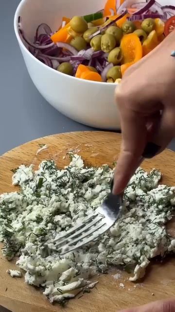 Греческий салат 🇬🇷 с СЕКРЕТНОЙ ЗАПРАВКОЙ! 🥗