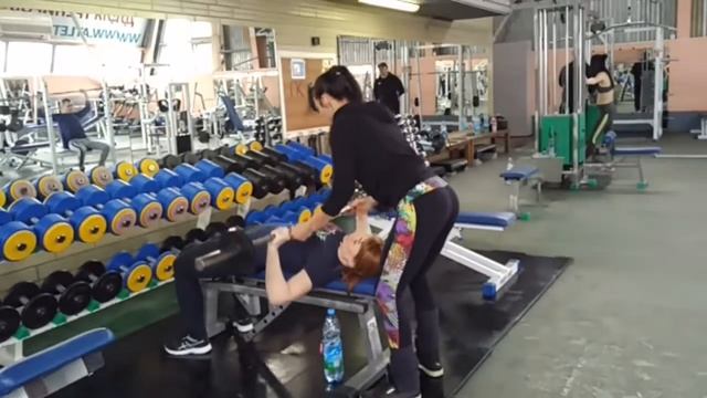 Оксана Бучелла тренерует#няша #фитоняша #спорт #правильноепитание #спортзал #фитнес #гантельки #нап смотреть онлайн