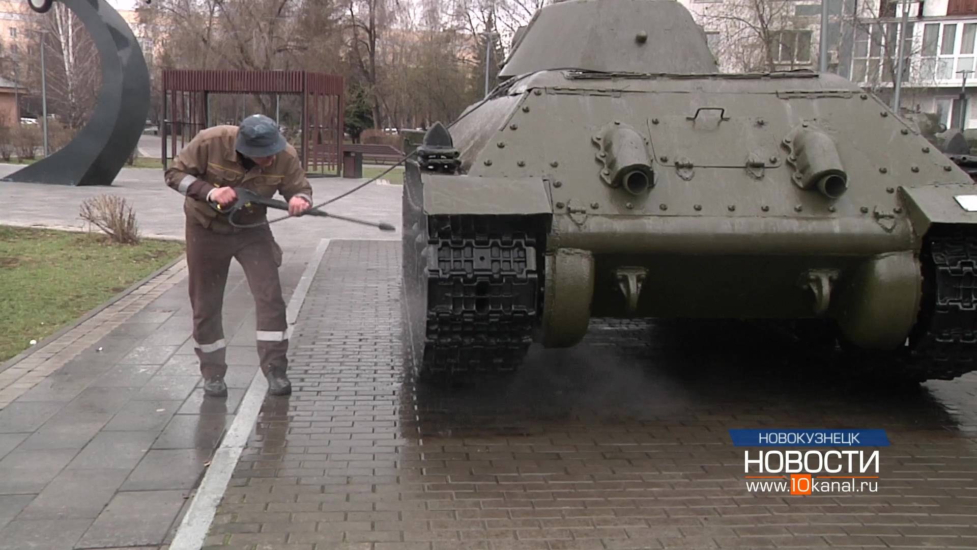 Военную технику в сквере Жукова приводят в порядок