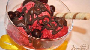 Йогуртовое мороженое с вишней