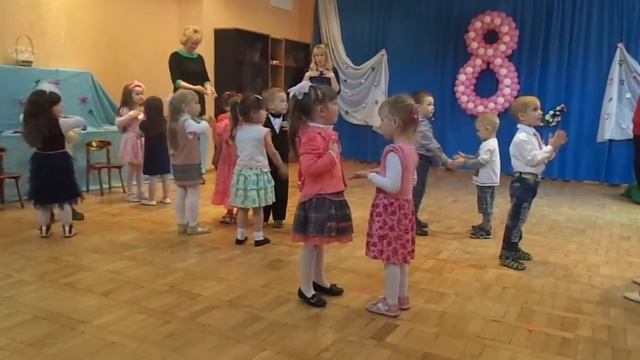 Дети танцуют красивый танец смотреть онлайн