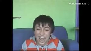 Мальчик ржет как дебильный смех деб