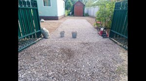 Устройство дорожки к дому и парковки на въезд. Планировка участка под газон.