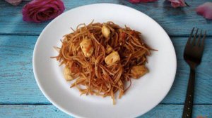 Вермишель с курицей на сковороде