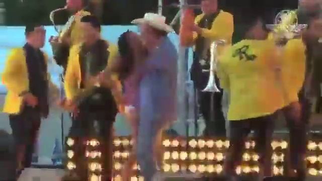 Alcalde que "robó poquito" deja en ropa interior a joven en baile