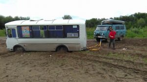 Вытаскиваем застрявший  Пазик.