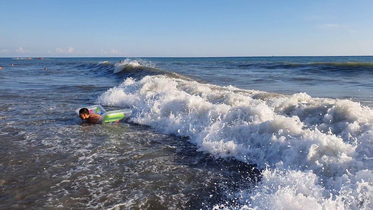 Сочи Лазаревское р.Псезуапсе люди лезут купаться в шторм и их сносит