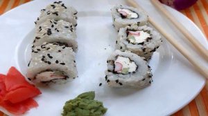Роллы с крабовыми палочками в кунжуте