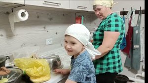 Леплю пельмени. Болтаю. Замужем ли дочери. Почему Надя живет с нами. Жизнь в деревне.