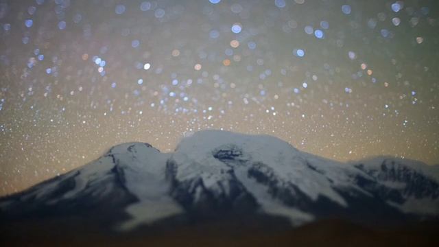 Фотограф заснял синее свечение во время схода лавины