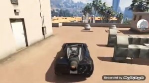 делаю трюки в GTA V на машине ракете