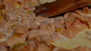 Блинчики с куриным мясом в сливочном соусе
