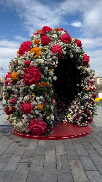 🥚Инсталляции в виде пасхальных яиц установили возле вестибюлей метро🥚